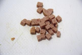 午餐肉，彩椒与洋葱洗净切丁备用