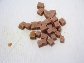 午餐肉，彩椒与洋葱洗净切丁备用