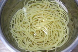 水烧开，将意面下锅煮7-10分钟后捞起