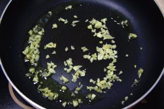 热锅下橄榄油，放入蒜头爆炒
