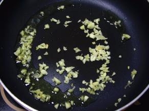 热锅下橄榄油，放入蒜头爆炒