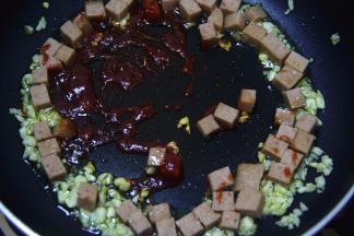 加入茄酱，继续炒