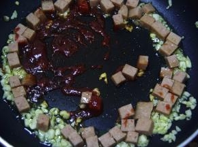 加入茄酱，继续炒