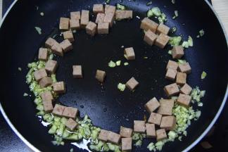 放入切好的午餐肉