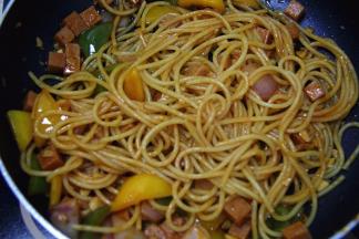 放入沥干水意面翻炒；表面均匀上色，即可出锅