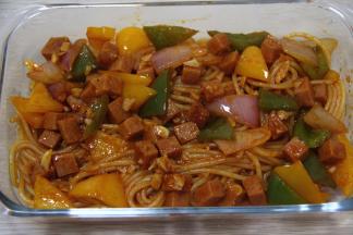 取一个容器，将炒好的意面倒入