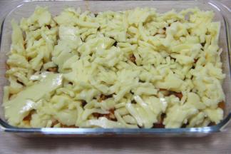 均匀铺上马苏里拉，撒上披萨草