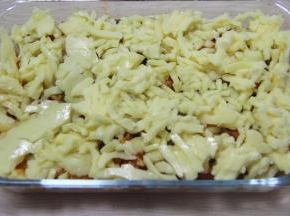 均匀铺上马苏里拉，撒上披萨草