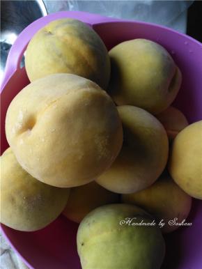 黄桃加小苏打，泡水将表面的毛洗净