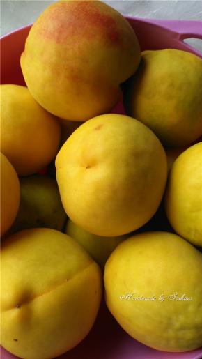 洗干净的黄桃备用