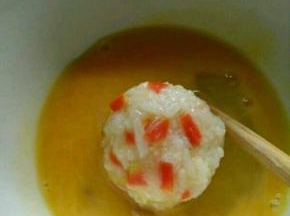 鸡蛋打成蛋液，把饭团放入蛋液里面转一圈