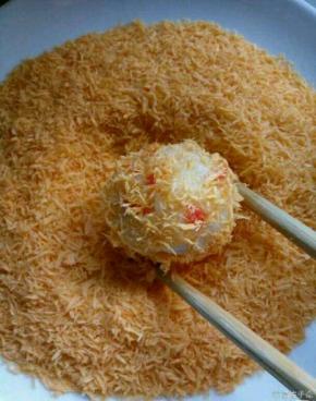 然后在面包糠里裹一圈