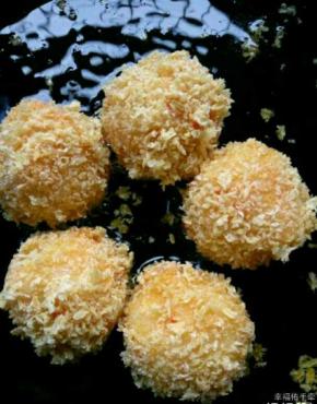 热锅放油，放入饭团，炸至金黄即可