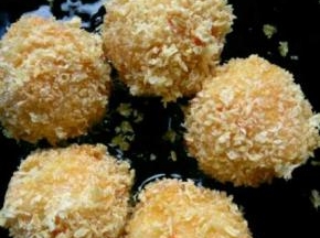 热锅放油，放入饭团，炸至金黄即可