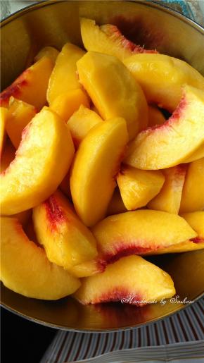 洗好的黄桃去皮去核，切小块