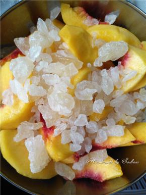 将冰糖铺在黄桃上面