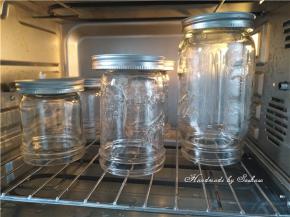 蒸罐头的同时，将玻璃瓶放在烤箱里高温消毒烘干