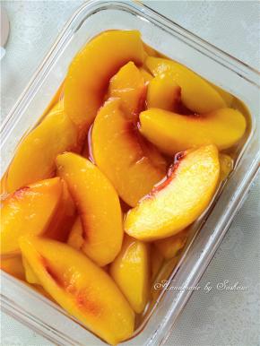 蒸好的黄桃冷却进冰箱冷藏