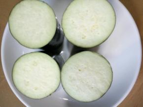 茄子洗干净，平均切成小段