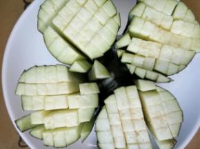 每段的横切面用刀划十字形，注意不要划穿了