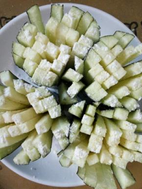 然后再撒入面粉与盐