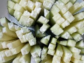 然后再撒入面粉与盐