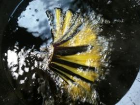 热锅放油 ，把茄子放入油锅中炸熟，捞出摆盘