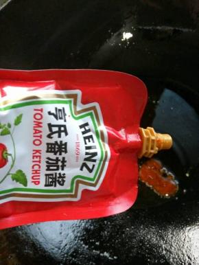 另外准备锅，放入番茄酱