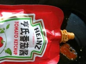 另外准备锅，放入番茄酱