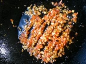 再放入蒜粒翻炒一下