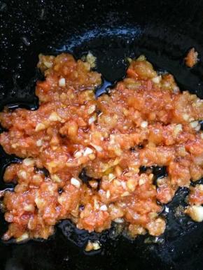 把西红柿剁碎放里面炒出沙
