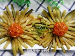 捞出放入茄子花上面，即可！