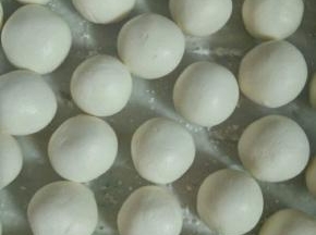 搓成一个个小汤圆