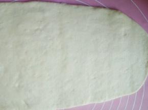 用擀面杖擀成薄片