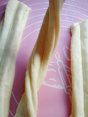 拿两条重叠在一起，再用筷子轻轻一压