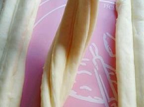 拿两条重叠在一起，再用筷子轻轻一压