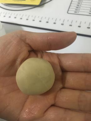 将桃山皮分成每个20克，搓成圆。