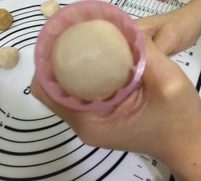 将花片和月饼放进模具，压制成型