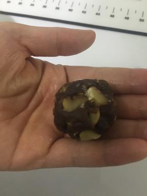 板栗豆沙馅分成每个30克，搓成紧实的圆团