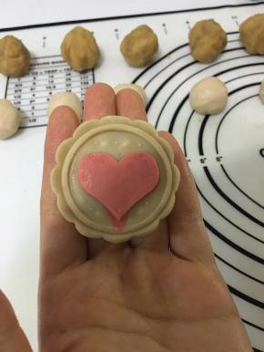 轻轻推出，脱模。放入预热到175度的烤箱中层，上下火烤约15分钟