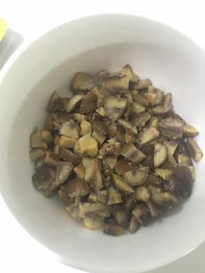 先将板栗仁弄碎