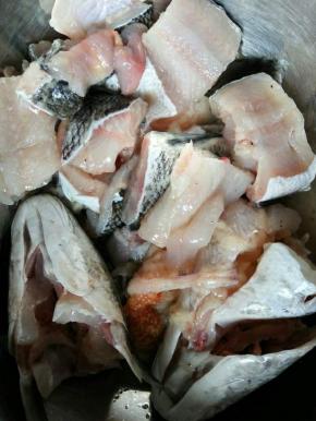 乌鱼洗干净，切片，然后加入胡椒粉，料酒，淀粉，盐腌制一下
