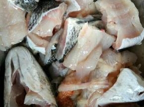 乌鱼洗干净，切片，然后加入胡椒粉，料酒，淀粉，盐腌制一下