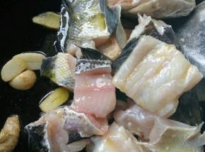 热锅放油，放入姜蒜爆香，再加入乌鱼翻炒