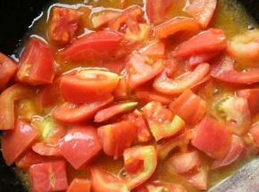 继续放入番茄，加水没过食材