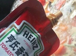 待汤汁煮开，放入适量番茄酱 