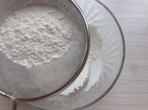 面粉和玉米淀粉混合过筛一次