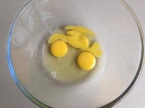 鸡蛋打在打蛋盆里