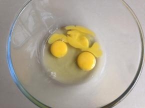 鸡蛋打在打蛋盆里