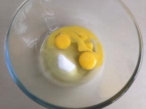 隔水加热到有37度左右的时候，加入细砂糖。（这是海绵蛋糕的做法，不同于戚风蛋糕的蛋液要冷藏，如果使用冷藏的蛋液打发，是很难打发起来的）